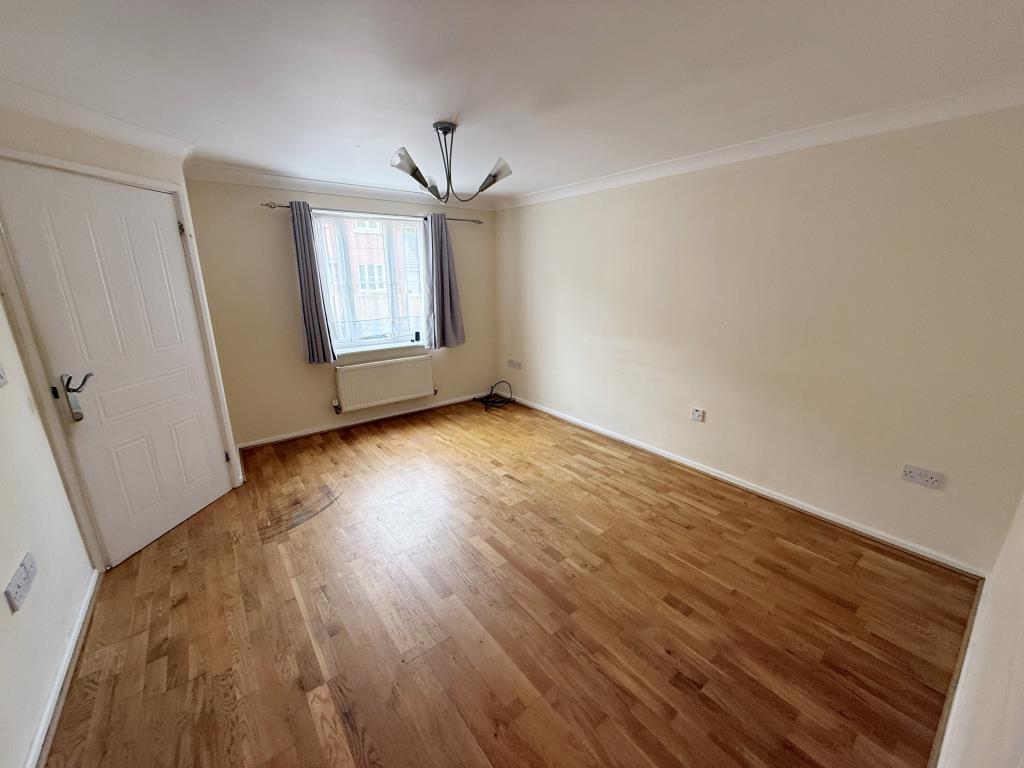Lot: 137 - MID-TERRACE HOUSE FOR REFURBISHMENT - Living room